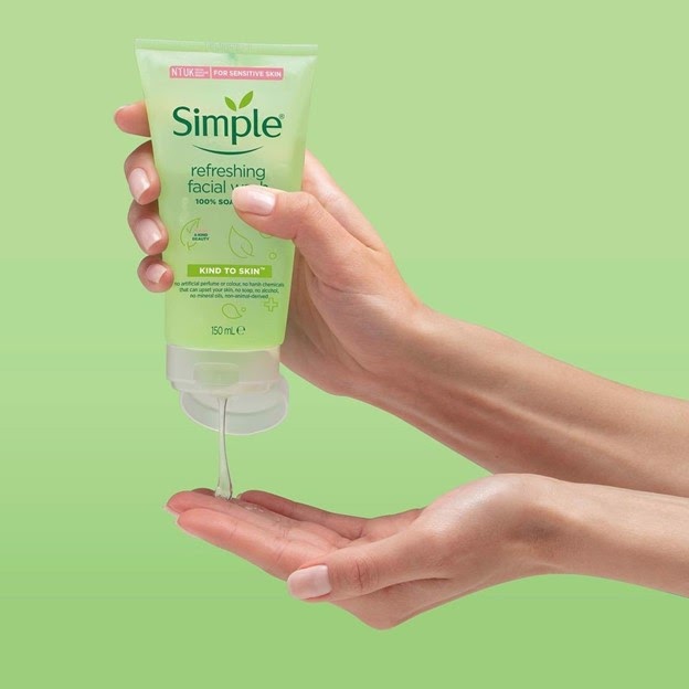 Review sữa rửa mặt trị mụn simple kind to skin refreshing facial wash gel
