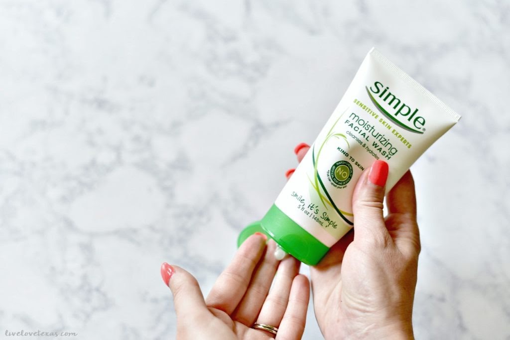 Review Sữa rửa mặt cho da hỗn hợp Simple Kind To Skin Moisturising Facial Wash