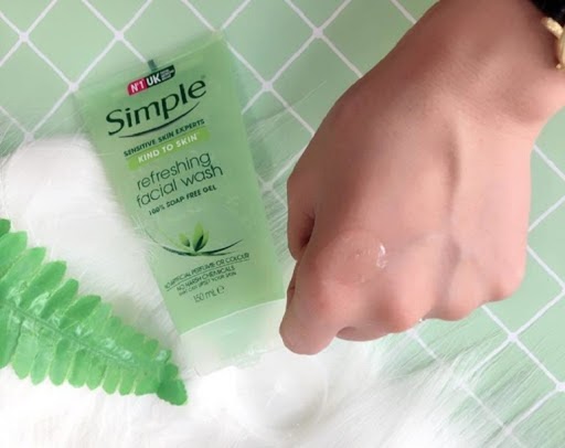 Review sữa rửa mặt cho da nhạy cảm simple kind to skin refreshing facial wash