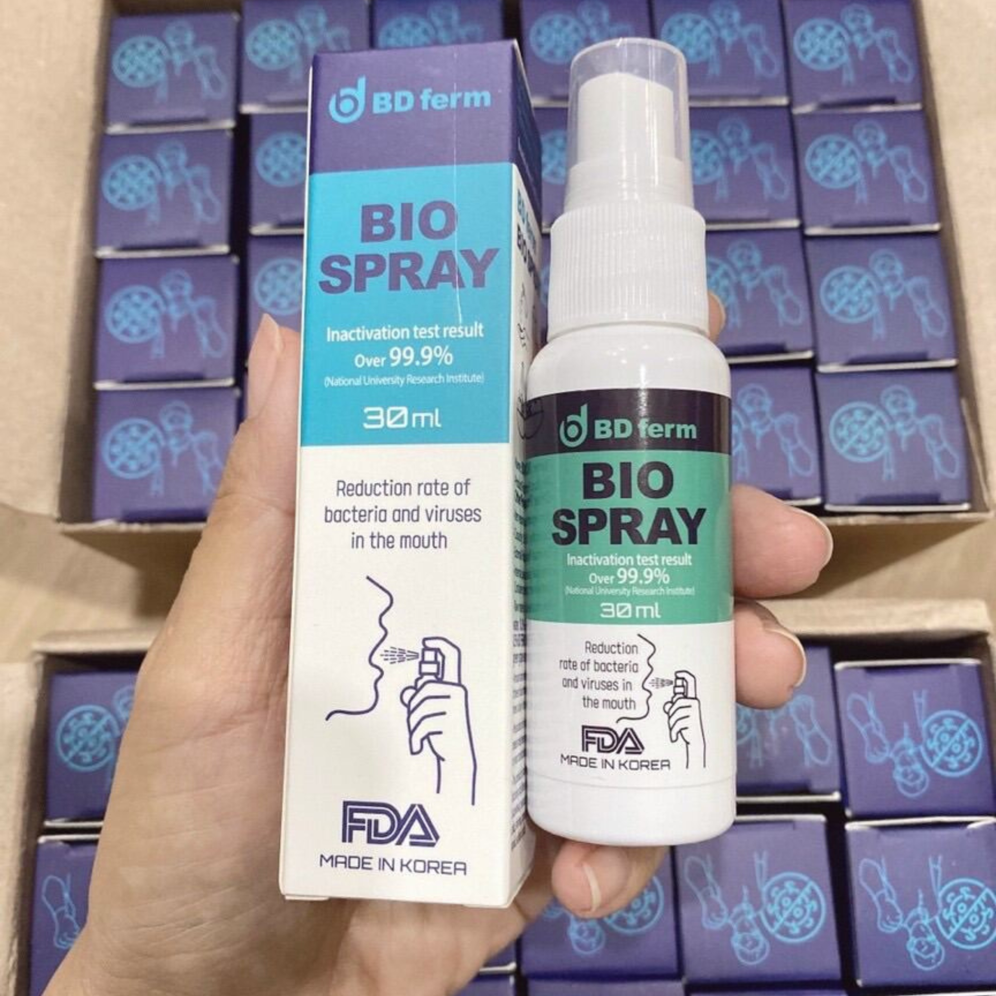 Bio spray được đóng gói trong hộp giấy và chai nhựa màu xanh dương tươi sáng